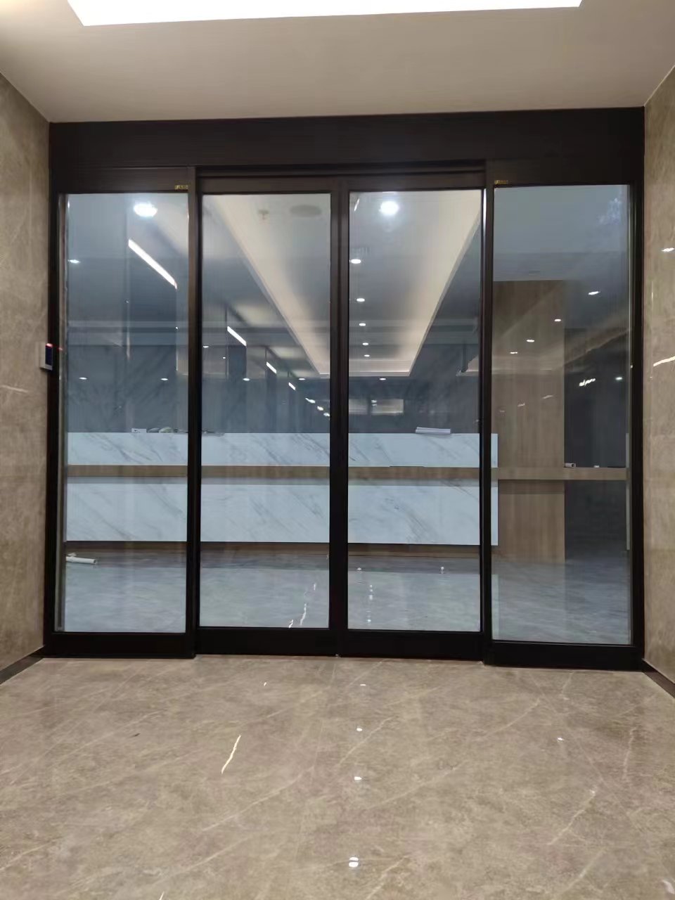 新吴区玻璃伸缩门