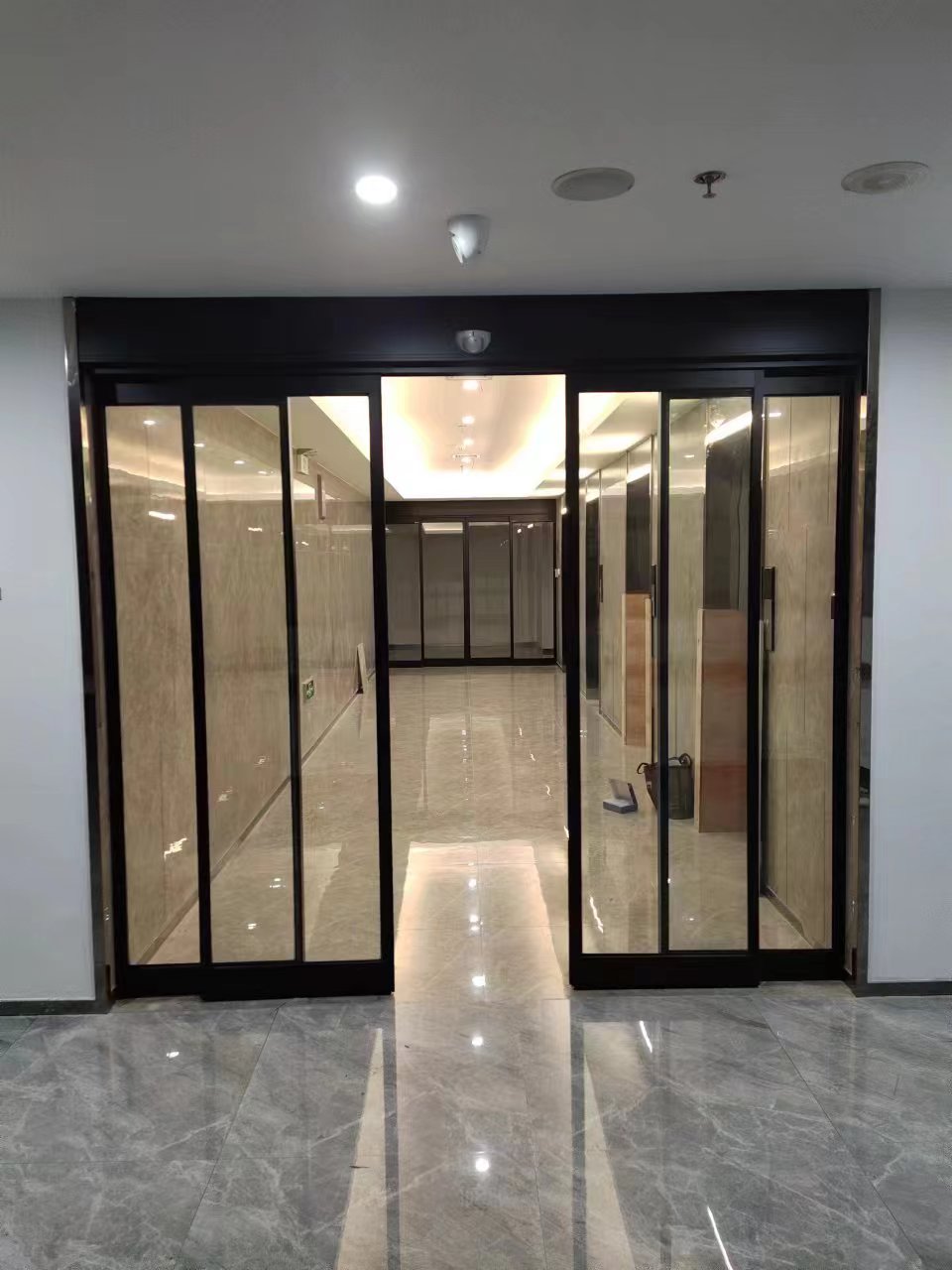 新吴区玻璃伸缩门
